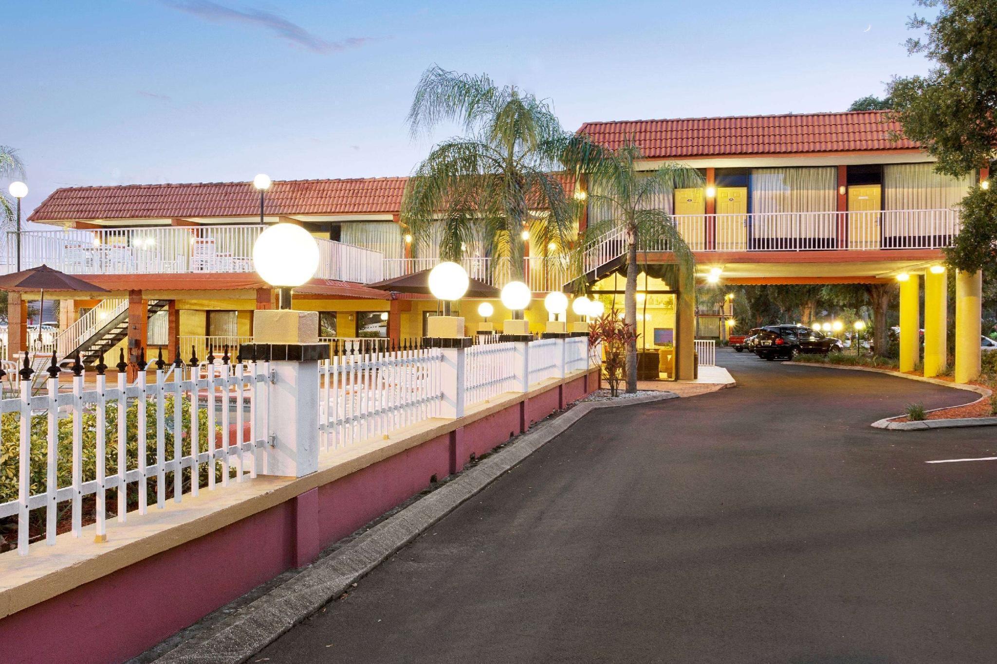 Howard Johnson By Wyndham Clearwater - Dunedin מראה חיצוני תמונה