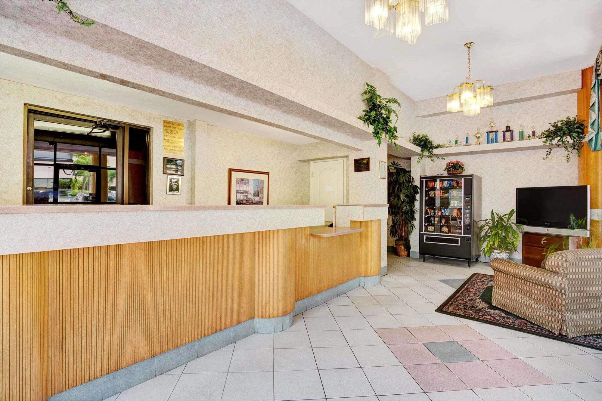 Howard Johnson By Wyndham Clearwater - Dunedin מראה חיצוני תמונה