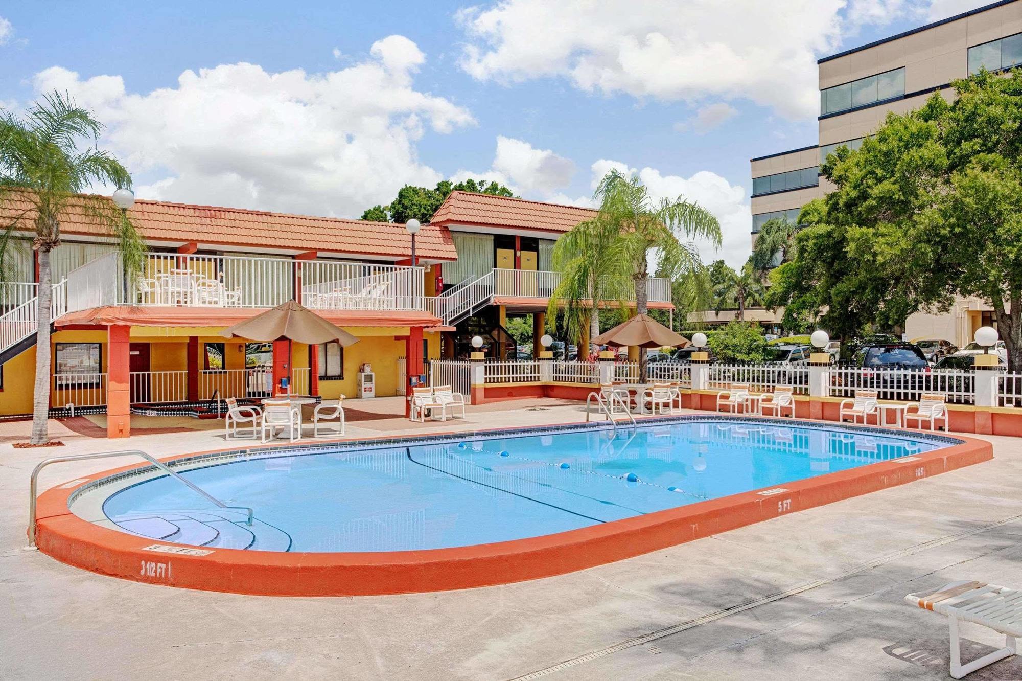 Howard Johnson By Wyndham Clearwater - Dunedin מראה חיצוני תמונה